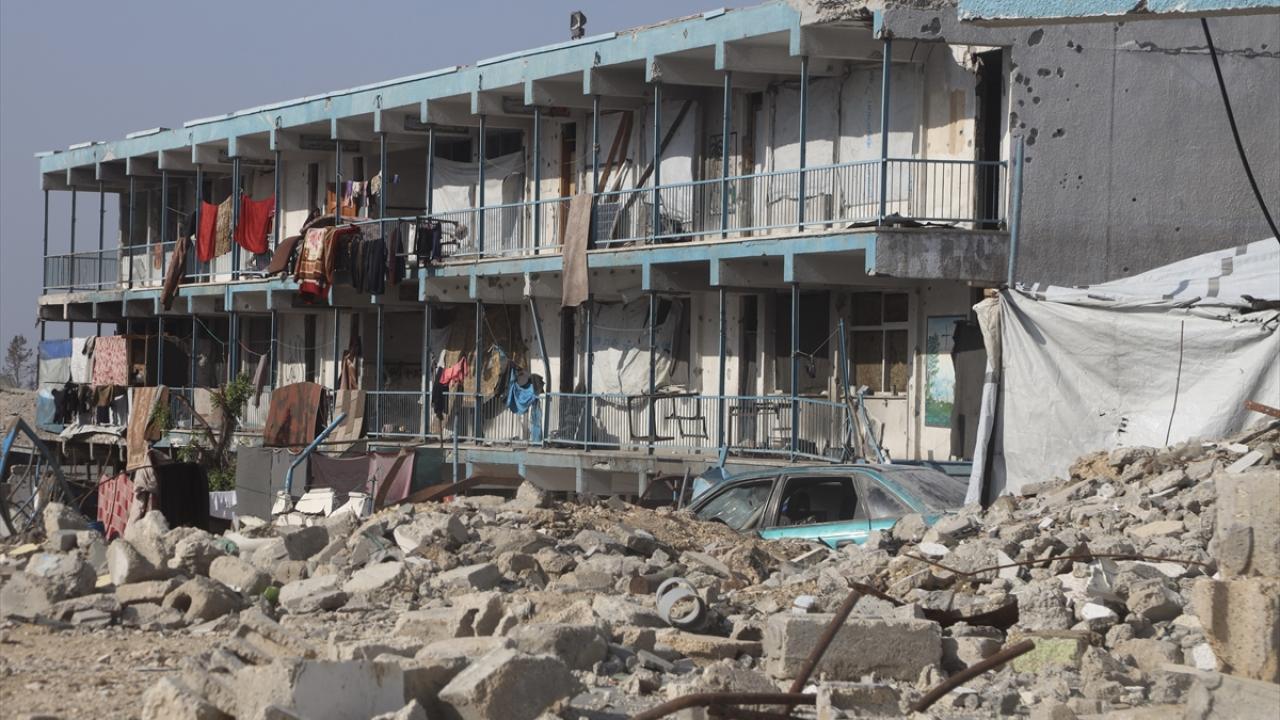 Yağışlar nedeniyle çadırlarını su basan bazı Filistinliler Han Yunus'ta bir okula sığındı