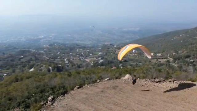Osmaniye’de festivalde korkutan anlar: Paraşütçü kayaya çarptı