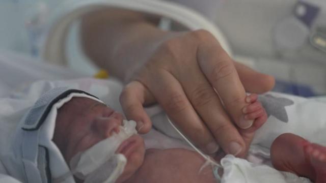 Kendi gibi prematüre bebeklere umut oluyor