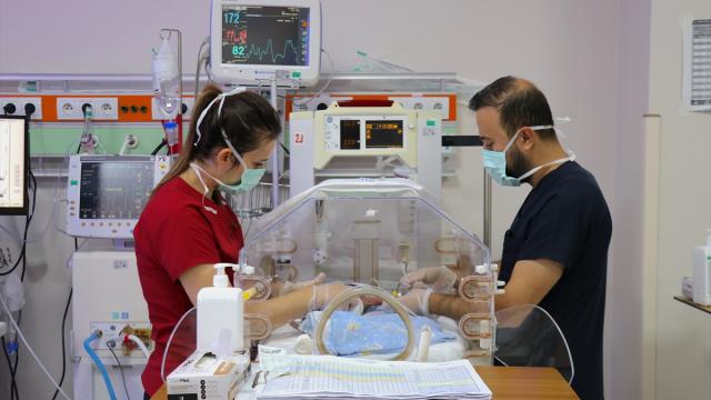 Prematüre ikiz bebekler, sağlık çalışanlarının "şefkat nöbeti" ile hayata tutundu