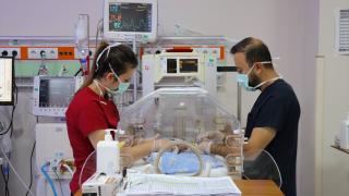 Prematüre ikiz bebekler, sağlık çalışanlarının "şefkat nöbeti" ile hayata tutundu