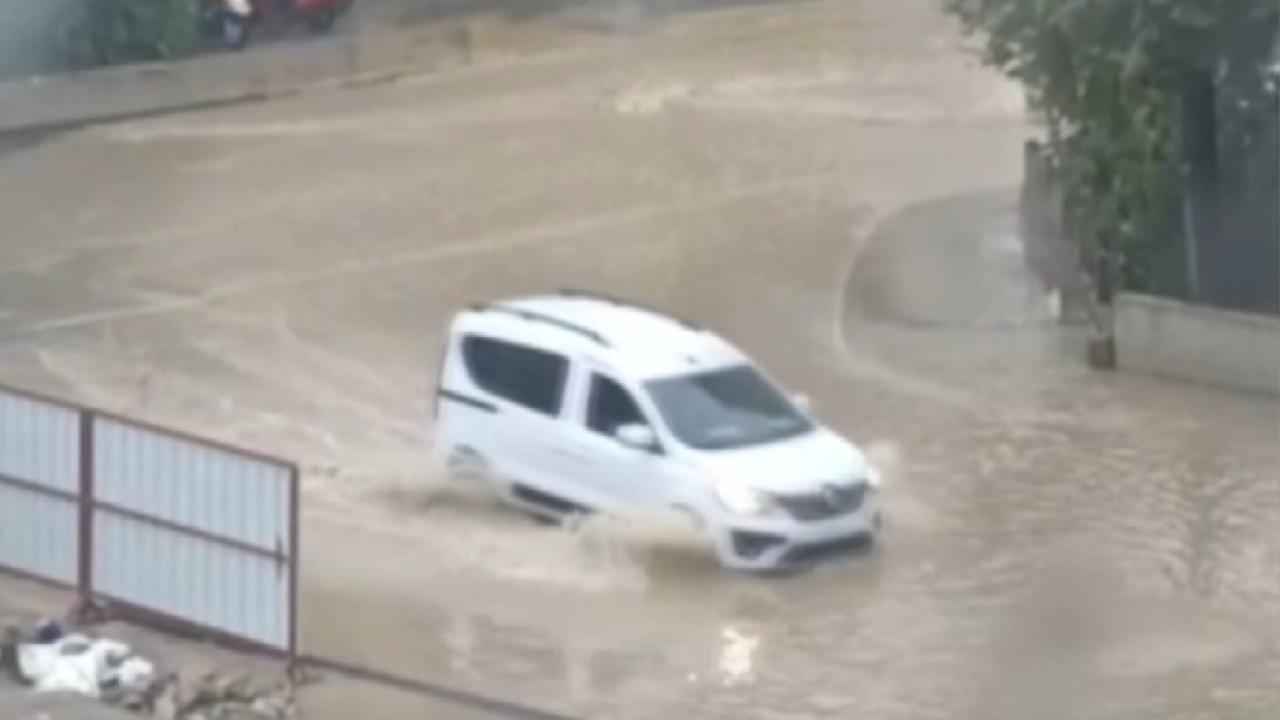 İzmir’de sağanak etkili oldu: Yolları ve evleri su bastı