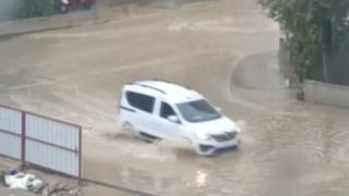 İzmir'de sağanak etkili oldu: Yolları ve evleri su bastı