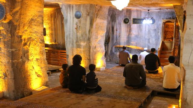 Şanlıurfa'da kayadan oyma tarihi Mağara Cami, ziyaretçilerini bekliyor