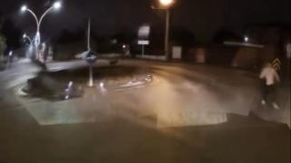 Başıboş köpeklerin kovaladığı genci korna sesiyle kurtardı