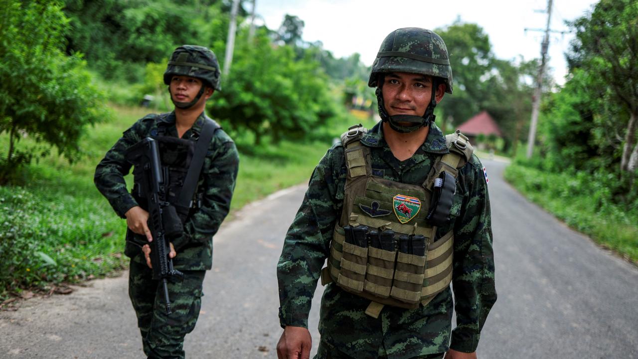 Tayland, barış anlaşmasını askıya almasının ardından Kamboçya tarafına ateş açtı