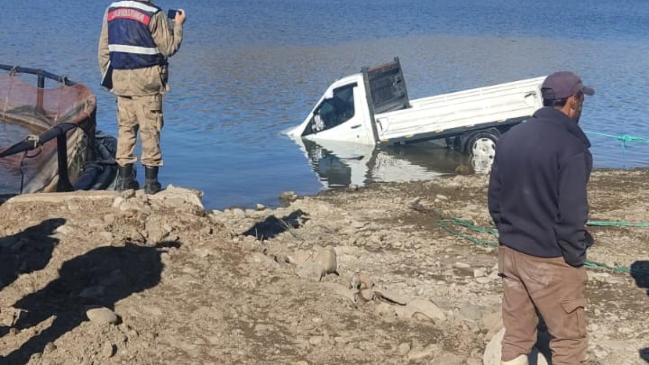 El freni çekilmeyen kamyonet baraj gölüne düştü: 1 ölü