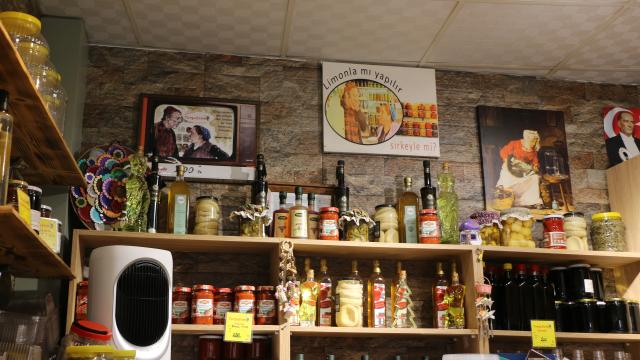 "Neşeli Günler" filmi gerçek oldu: Karşılıklı turşucu açtılar