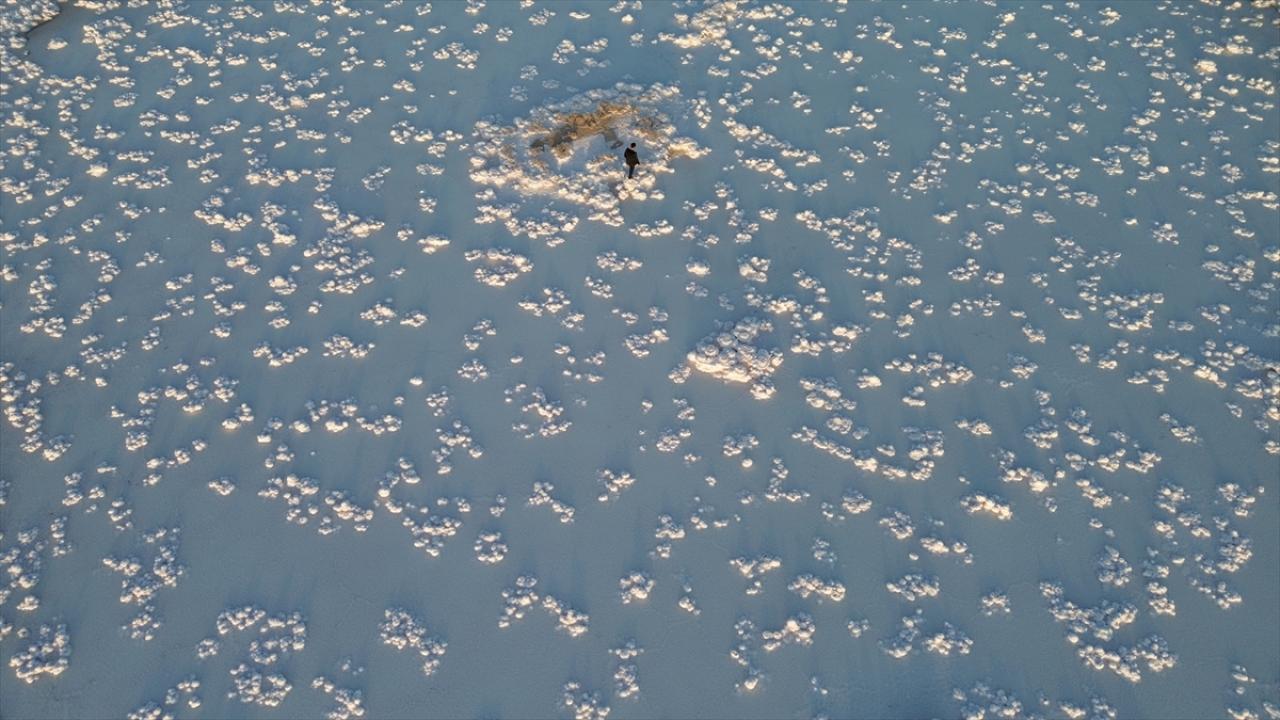 Tuz Gölü'nde oluşan kütleler fotoğraf tutkunlarının ilgisini çekiyor