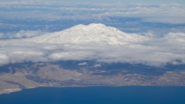 Doğu'nun karlı doruklarına havadan bakış