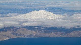 Doğu'nun karlı doruklarına havadan bakış