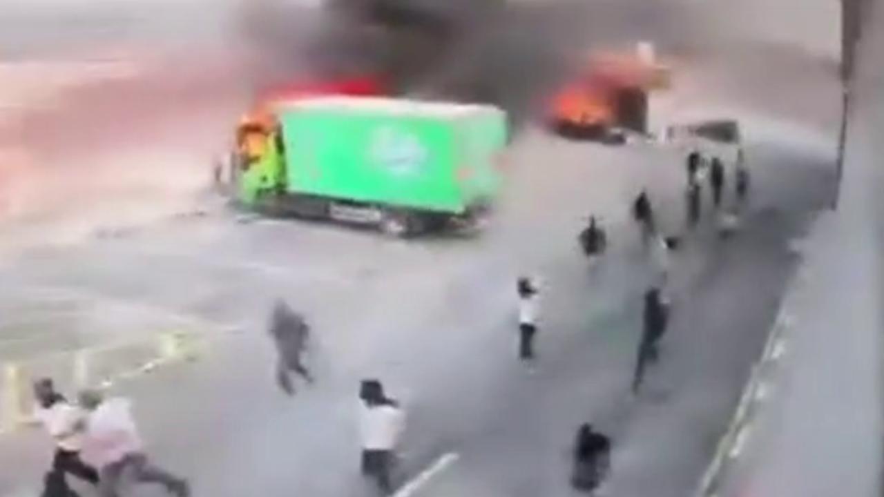 İşgalci İsrailliler, Batı Şeria’da 2 Filistinliyi yaraladı, evleri ve araçları ateşe verdi