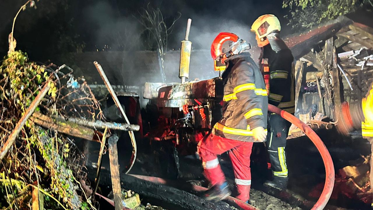 Bartın’da yıldırım isabet eden 2 araç küle döndü