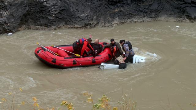 Hakkari'de pikap Zap Suyu'na düştü: 4 yaralı