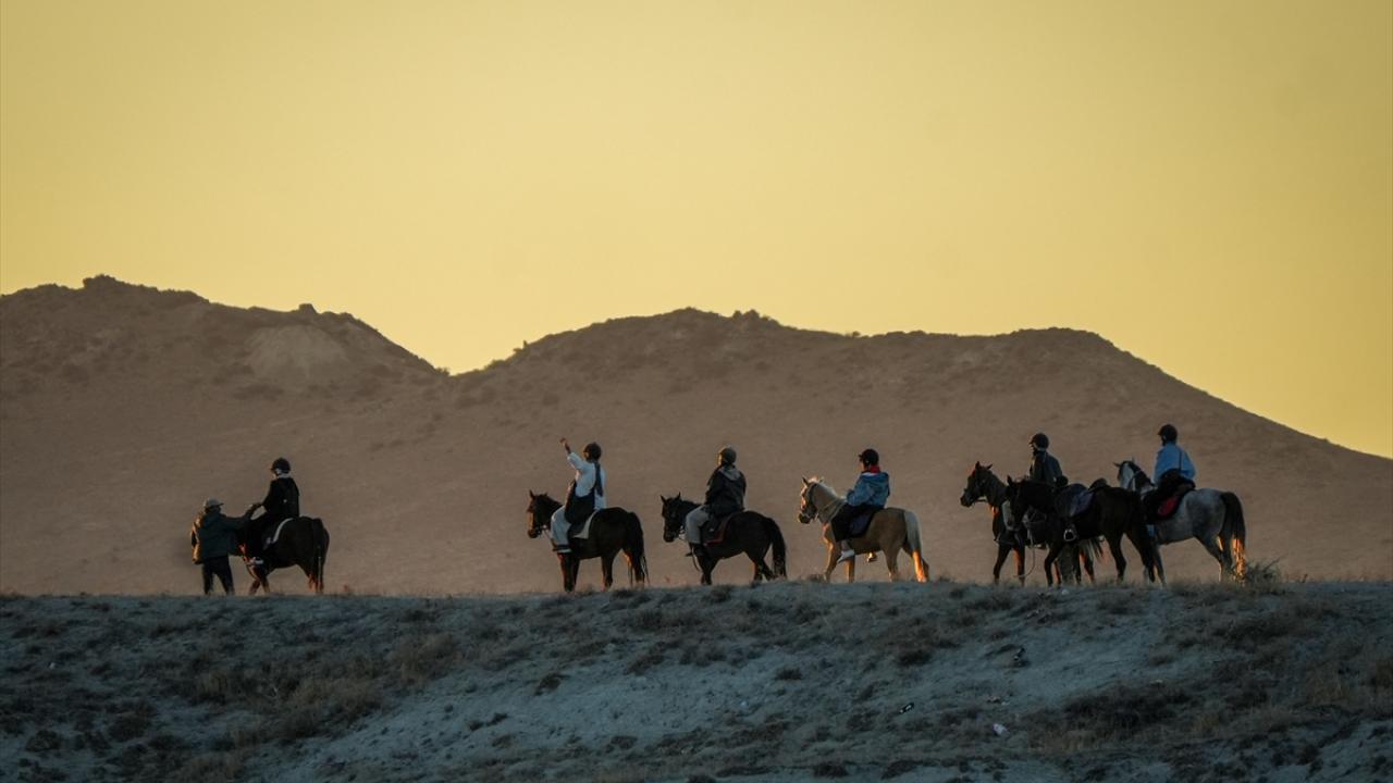 Kapadokya’da arazi araçları ve atlarla yapılan turlar ilgi görüyor