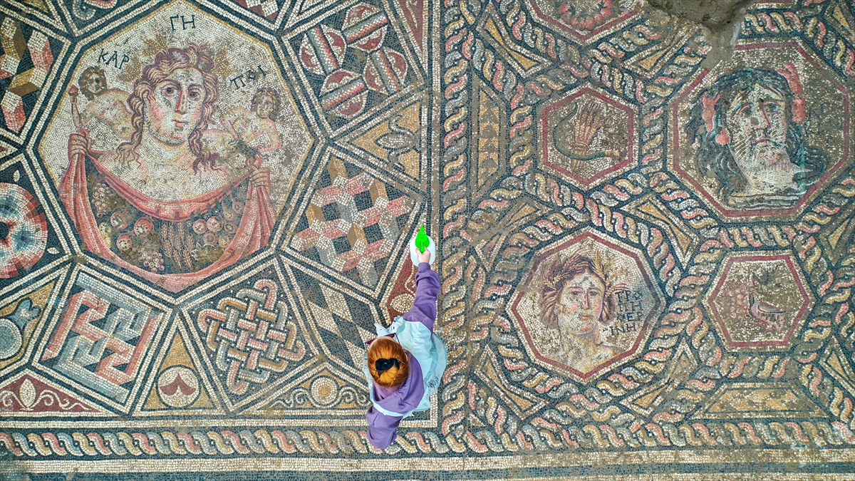 İznik'te 3. yüzyıla ait taban mozaiği gün yüzüne çıkarılıyor