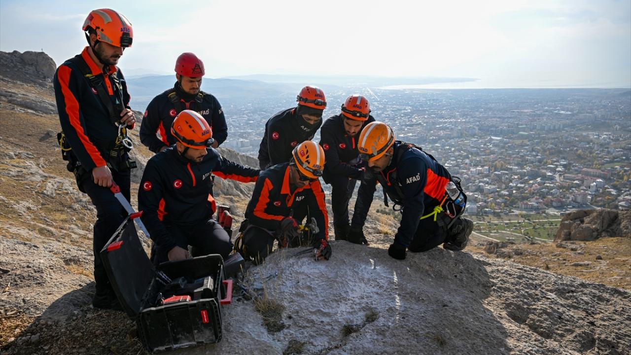 "Zorlu şartlar altında ne yapmaları gerektiğini tek tek gösteriyoruz"