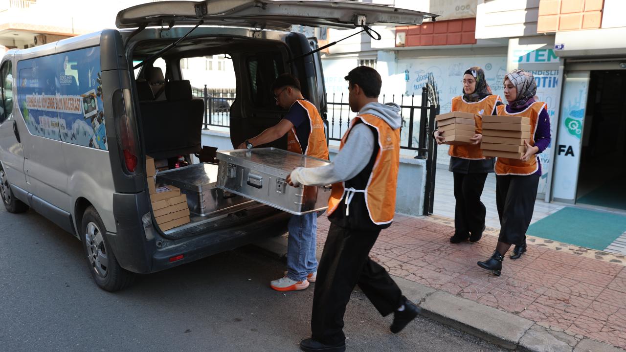 Öğretmenler kırsaldaki öğrencilere bilim ve teknoloji taşıyor