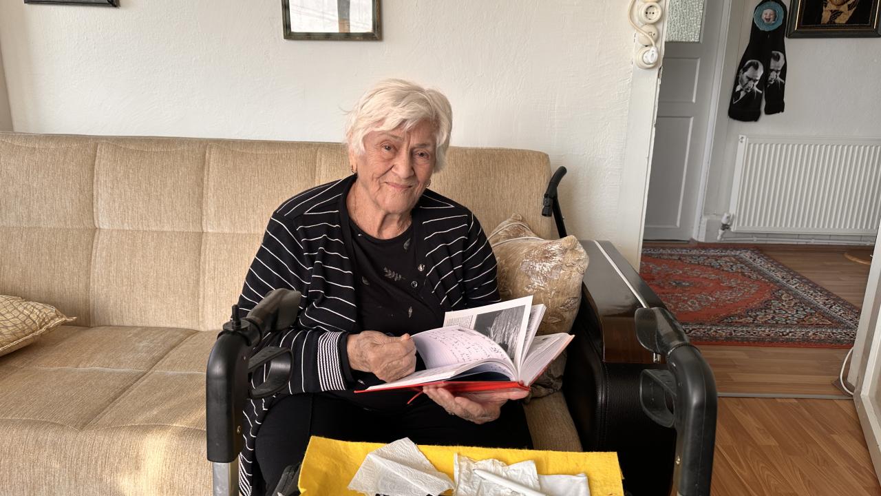 97 yaşındaki Hanife teyze 30 yıldır günlük tutuyor