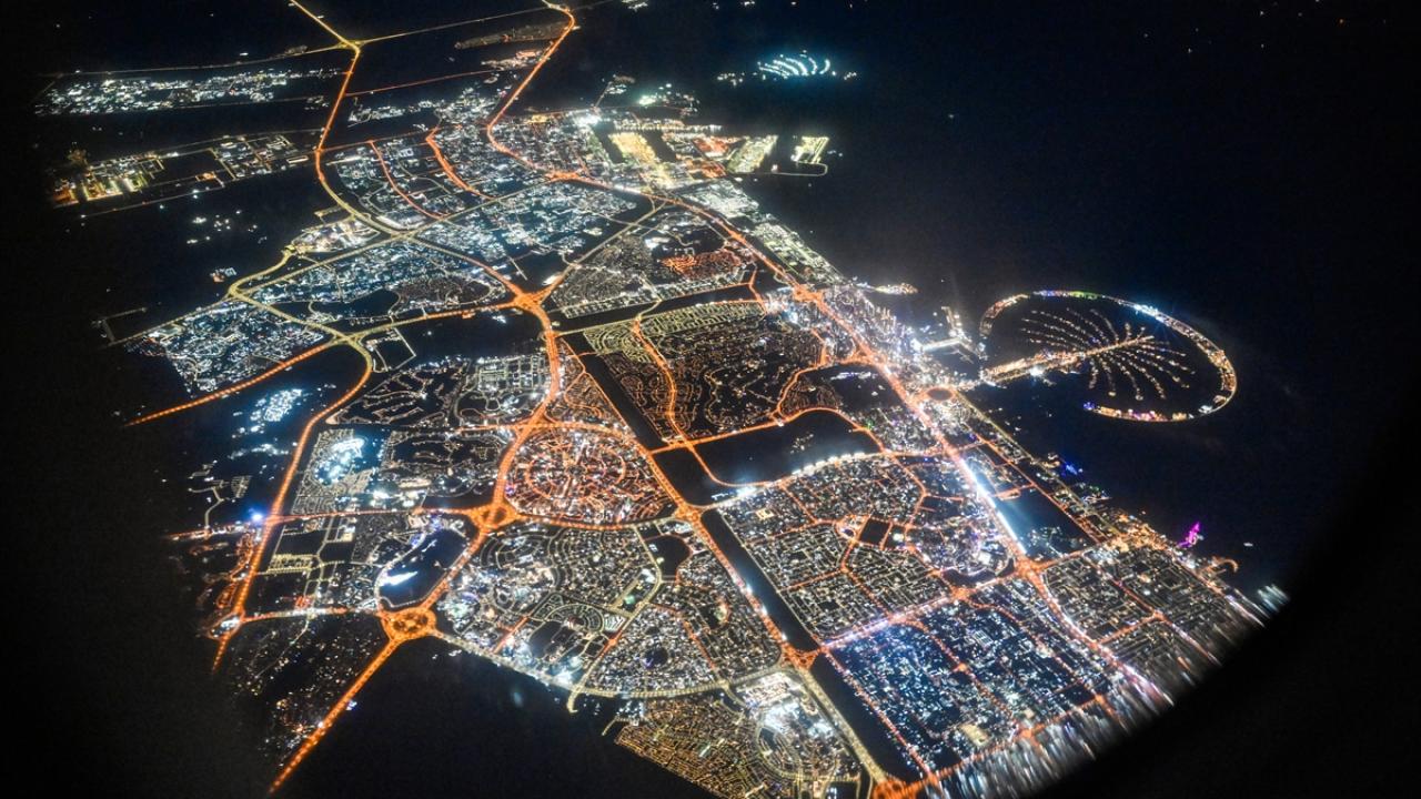 Şehirlerin ışıklı görünümü havadan fotoğraflandı