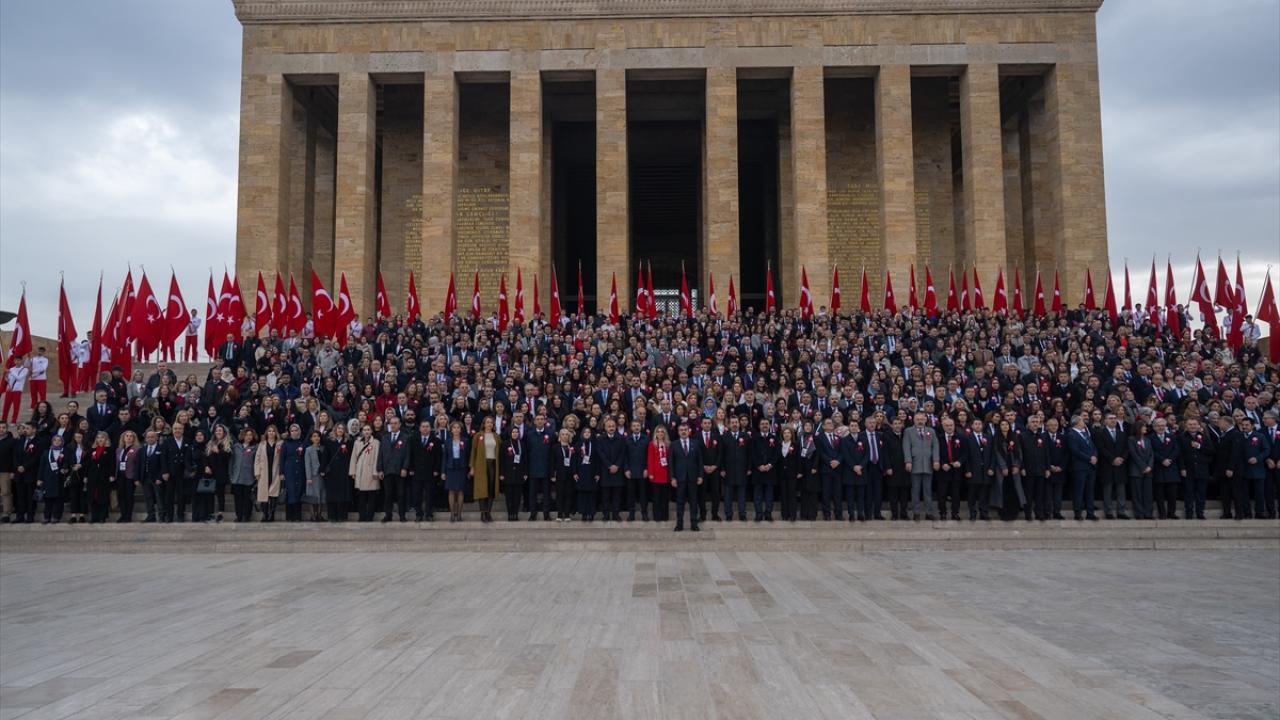 Milli Eğitim Bakanı Tekin, tüm illerden gelen öğretmenlerle Anıtkabir'i ziyaret etti