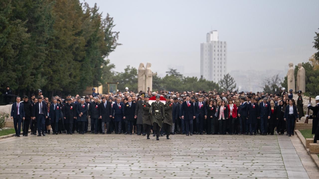 Milli Eğitim Bakanı Tekin, tüm illerden gelen öğretmenlerle Anıtkabir'i ziyaret etti