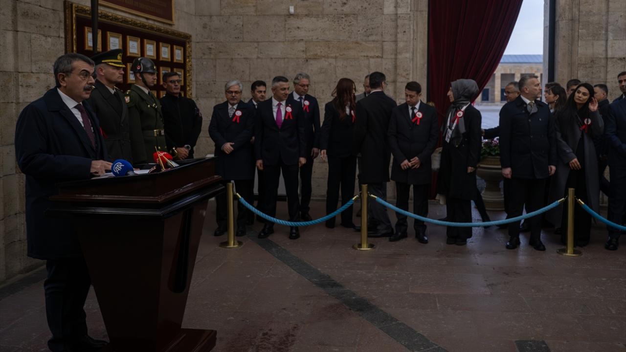 Milli Eğitim Bakanı Tekin, deftere şunları yazdı: