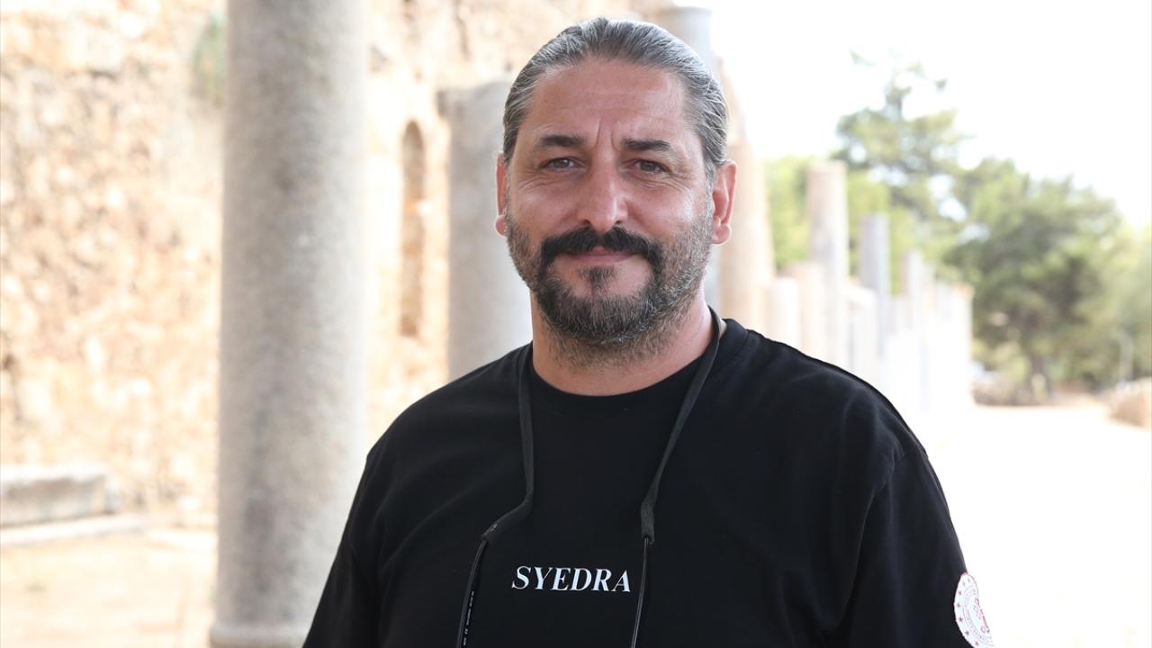 Turlarla gelen turistler antik kenti geziyor