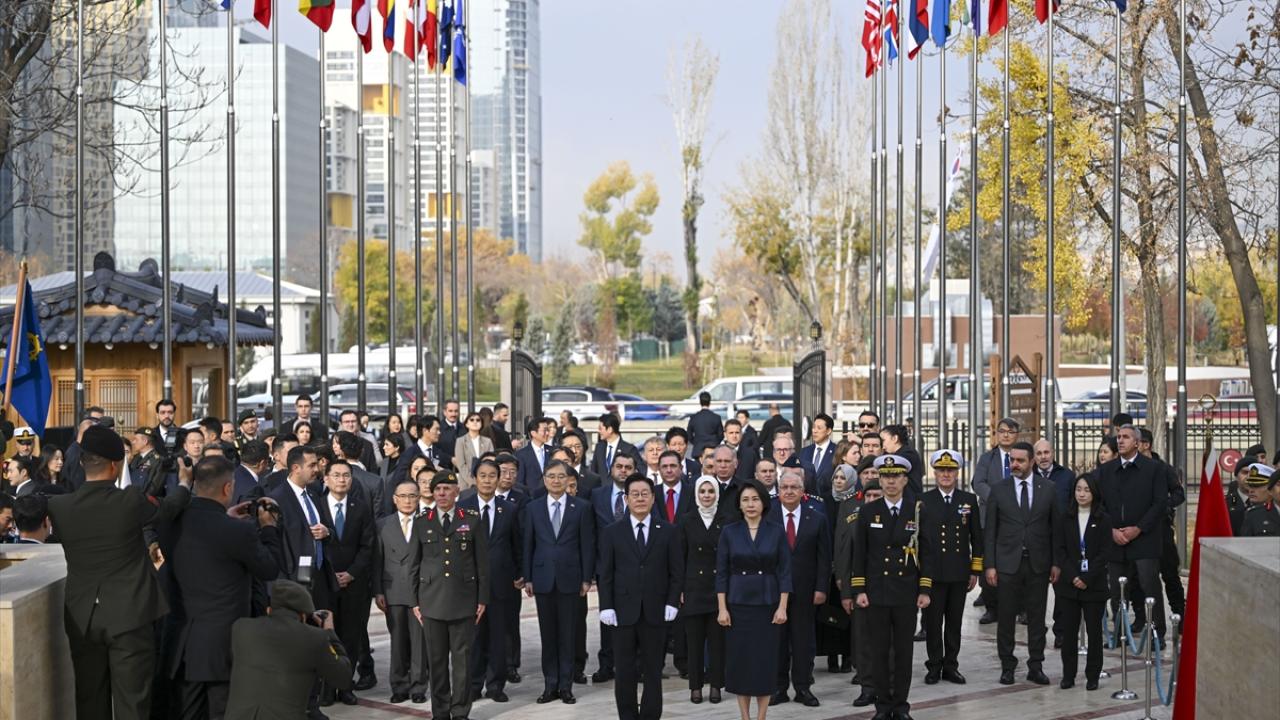 Güney Kore Devlet Başkanı Lee, Ankara'daki Kore'de Savaşan Türkler Anıtı'nı ziyaret etti