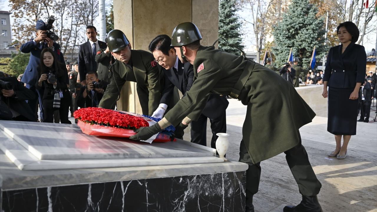 Güney Kore Devlet Başkanı Lee, Ankara'daki Kore'de Savaşan Türkler Anıtı'nı ziyaret etti