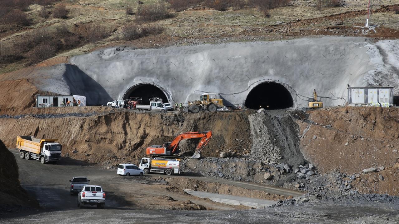 Bitlis-Tatvan çevre yolunda çalışmalar sürüyor