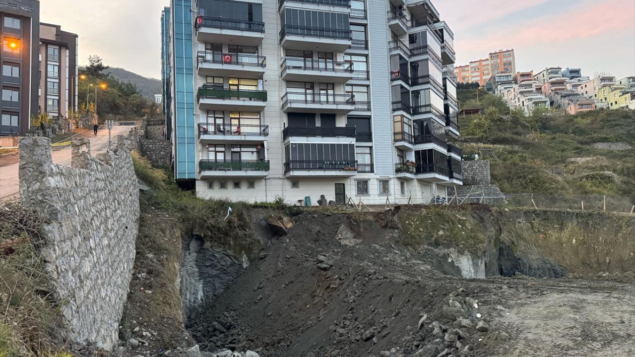 Bartın'da inşaat alanında göçük: Yan apartman tahliye edildi