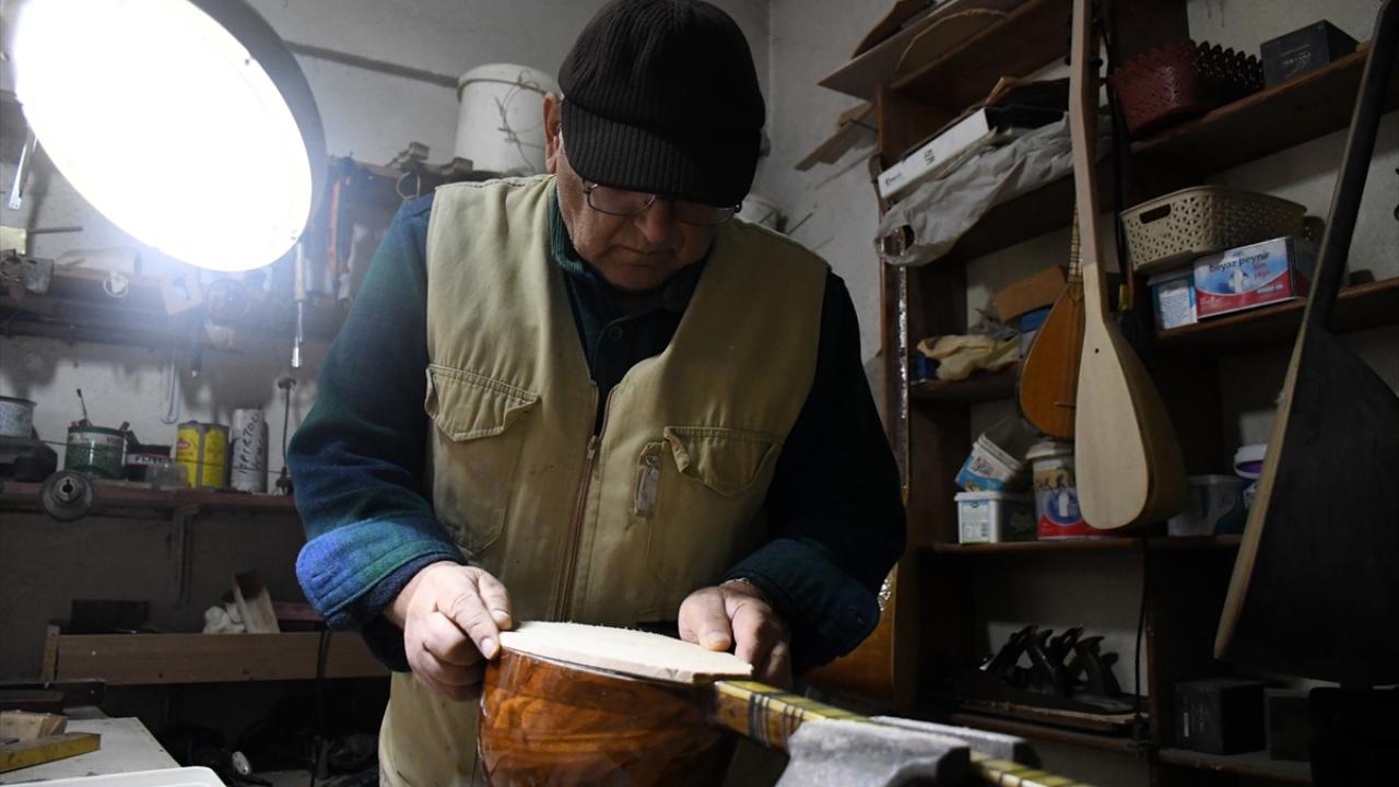 Emekli öğretmen bağlamayı hem çalıyor hem üretiyor