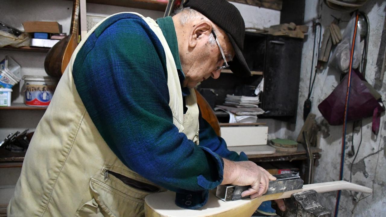 Emekli öğretmen bağlamayı hem çalıyor hem üretiyor