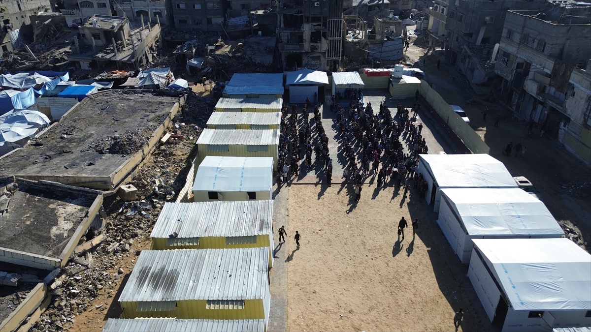 Gazzeli öğrenciler İsrail saldırısında yıkılan okulda eğitime devam ediyor