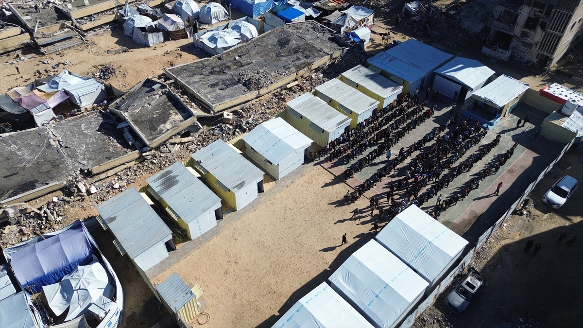 Gazzeli öğrenciler İsrail saldırısında yıkılan okulda eğitime devam ediyor