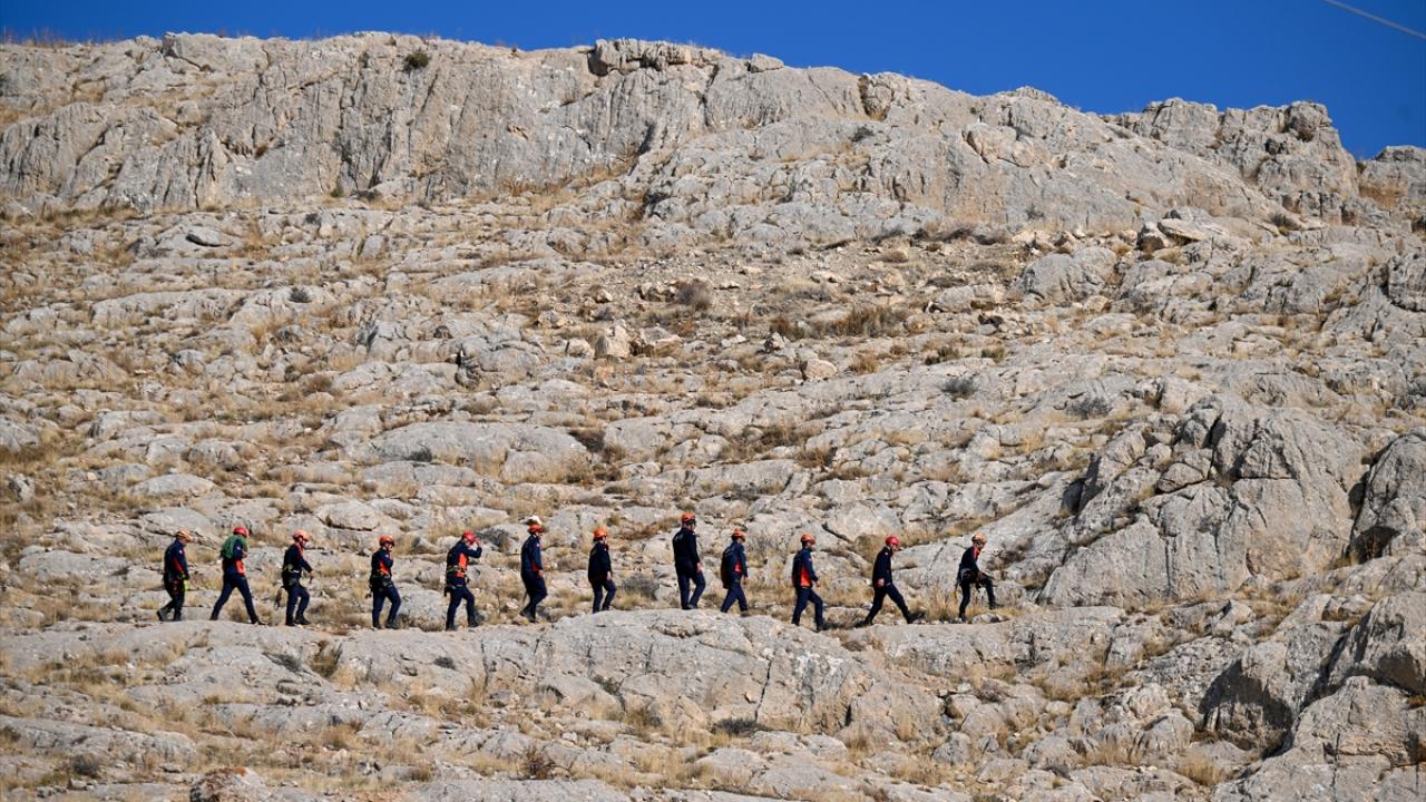 AFAD'ın yeni arama kurtarma ekipleri, göreve zorlu eğitimlerle hazırlanıyor