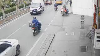 Üsküdar'da ambulansa yol veren motosikletliye otomobil çarptı