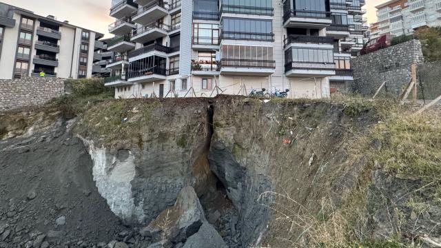 Bartın'da inşaat alanında göçük: Yan apartman tahliye edildi