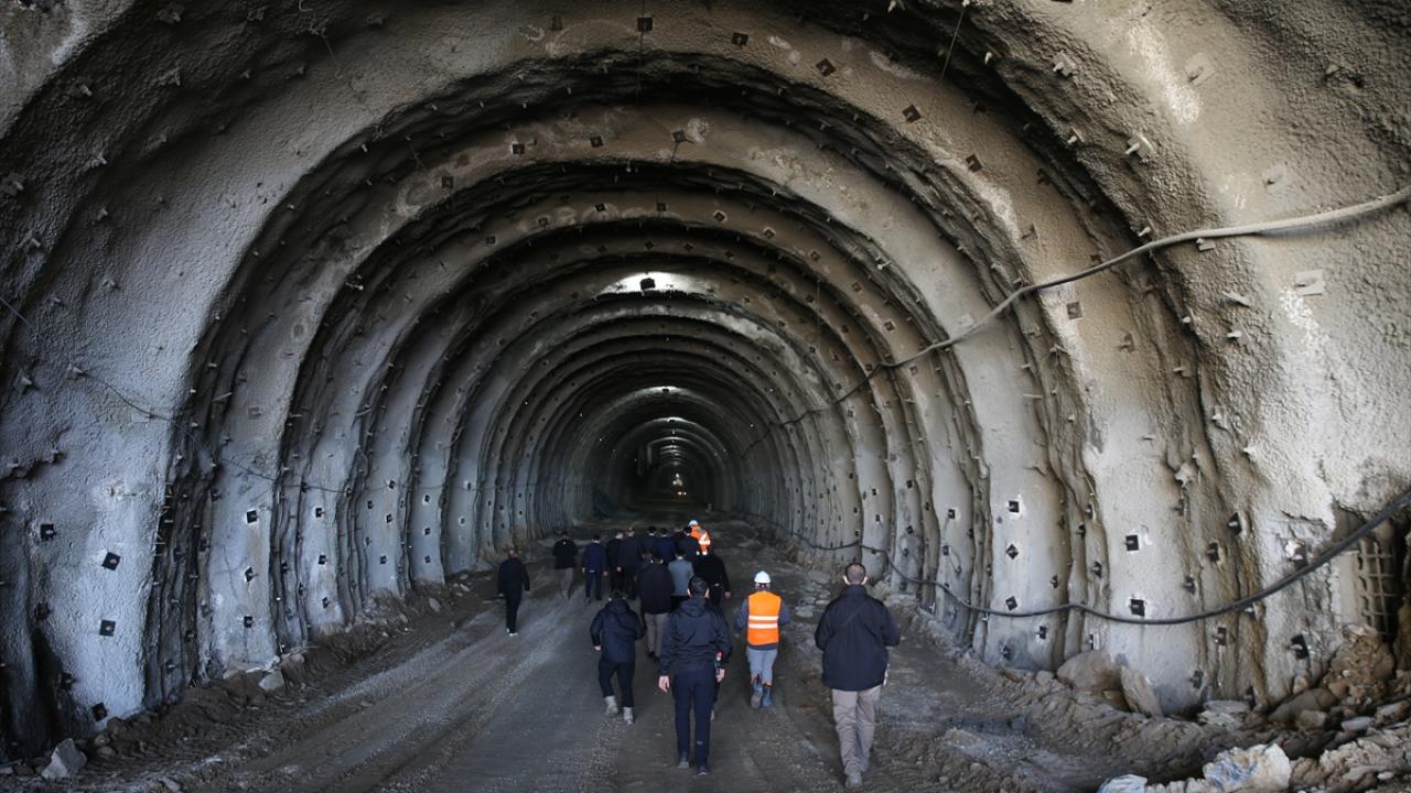 Bitlis-Tatvan çevre yolunda çalışmalar sürüyor