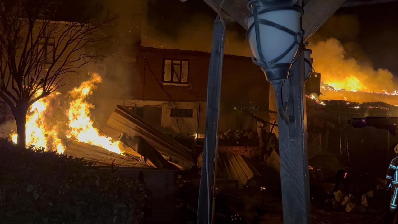 Bursa'da kafede başlayan yangın 2 eve sıçradı