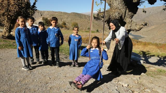 Dağlarla çevrili "Çukurköy"ün fedakar öğretmenleri öğrencilerini geleceğe hazırlıyor