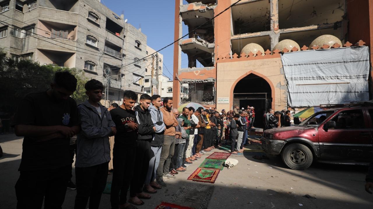 Ateşkesin yürürlüğe girdiği Gazze'de cuma namazı kılındı