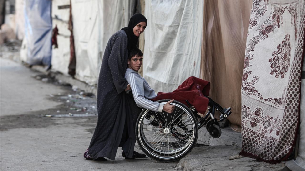 İsrail saldırılarında iki bacağını kaybeden Davud, tedavi için yurt dışı umudunu koruyor