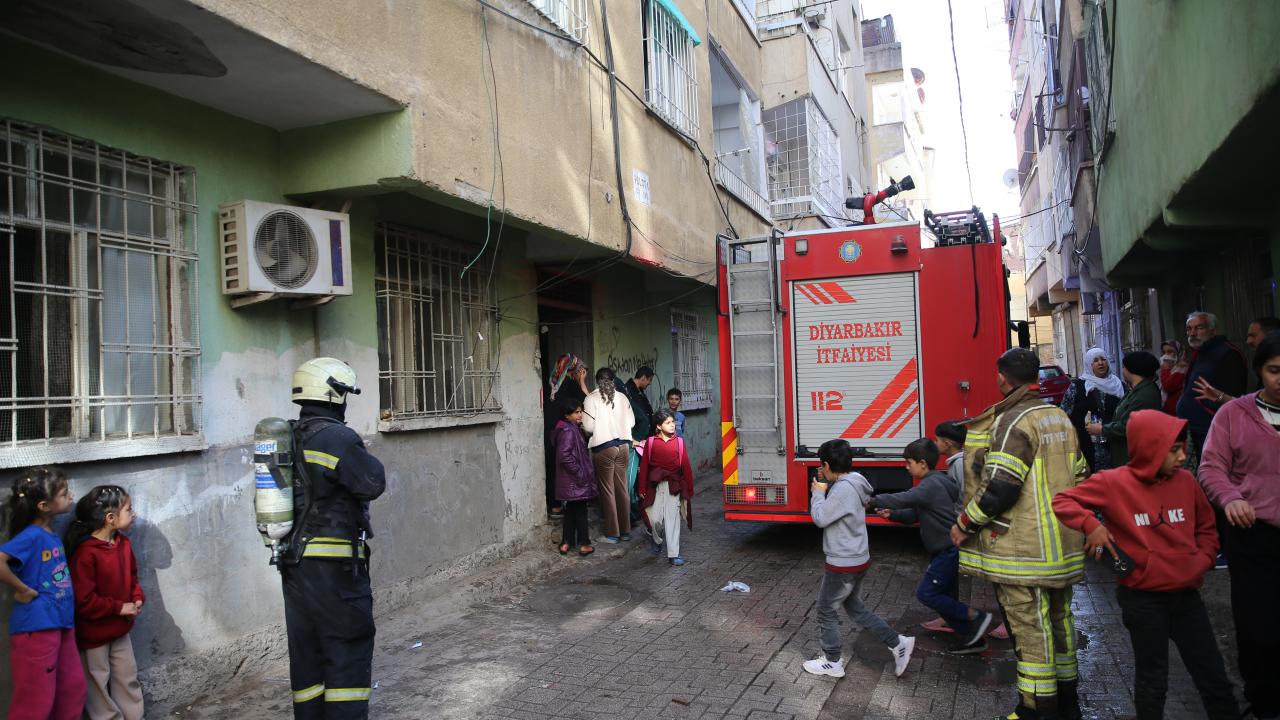 Diyarbakır’da binada çıkan yangında 8 kişi dumandan etkilendi