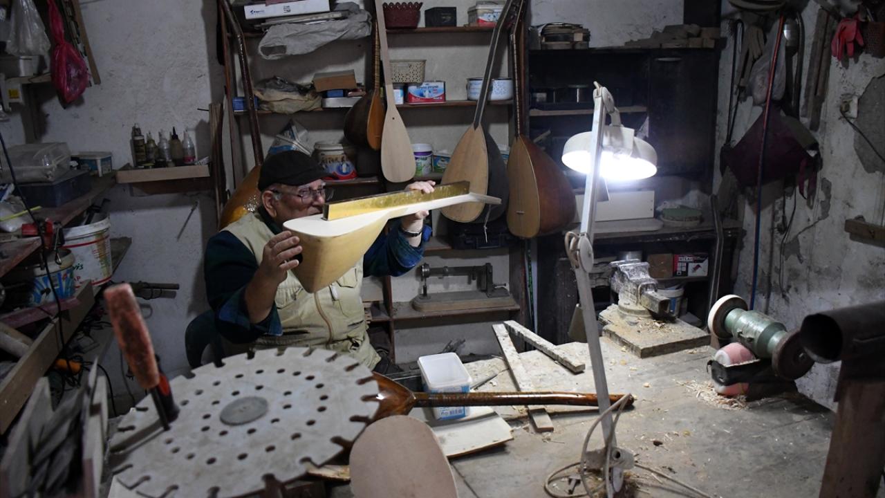 Emekli öğretmen bağlamayı hem çalıyor hem üretiyor