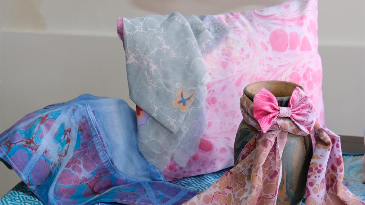 Çorum'da eskiyen kıyafetler ebru desenleriyle yenileniyor