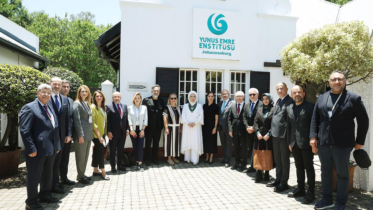 Emine Erdoğan'dan Güney Afrika'da Yunus Emre Enstitüsüne ziyaret