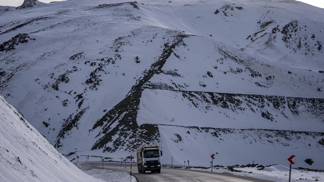 Erzurum ile Ardahan'da sis ve soğuk hava etkili oldu