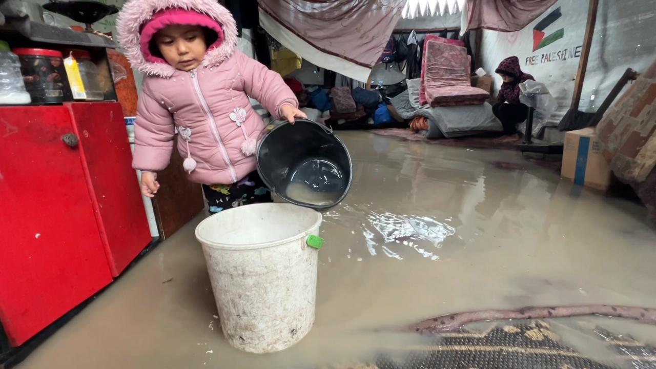 Şiddetli yağış nedeniyle Gazze'de çadırlar su altında kaldı